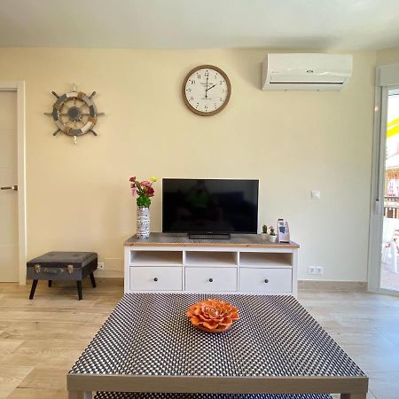 Modern 1 Bedroom Seaside Apartment With Pool Фуeнхирола Екстериор снимка