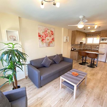 Modern 1 Bedroom Seaside Apartment With Pool Фуeнхирола Екстериор снимка