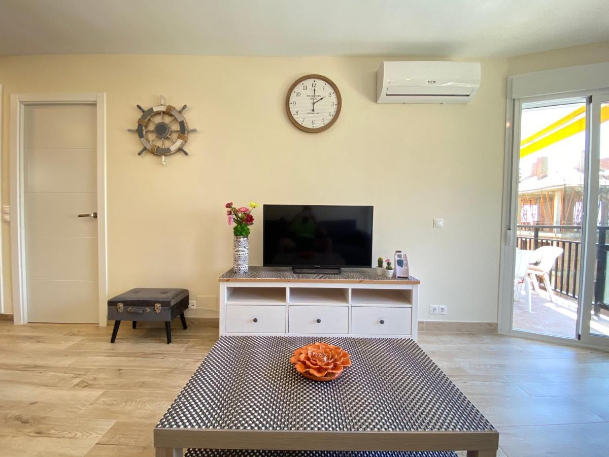 Modern 1 Bedroom Seaside Apartment With Pool Фуeнхирола Екстериор снимка