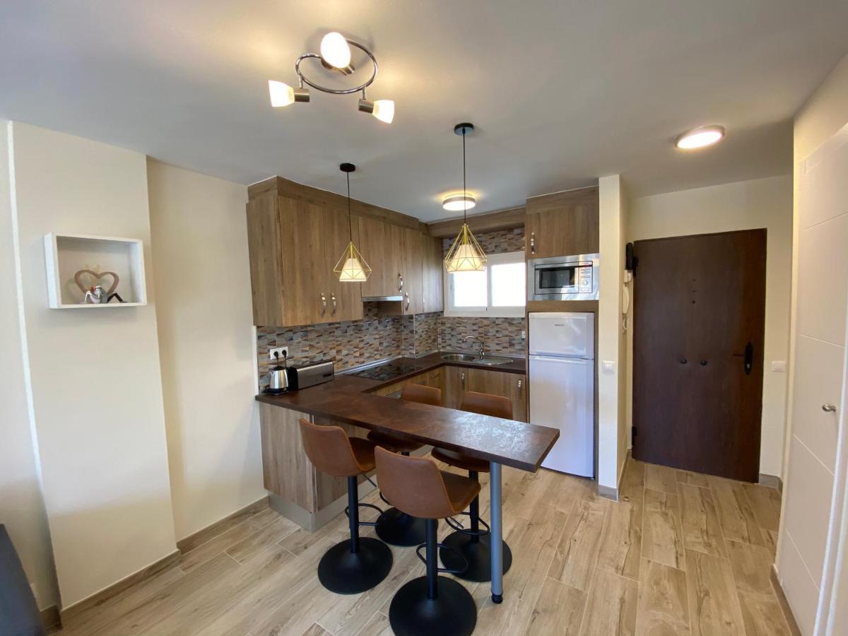 Modern 1 Bedroom Seaside Apartment With Pool Фуeнхирола Екстериор снимка