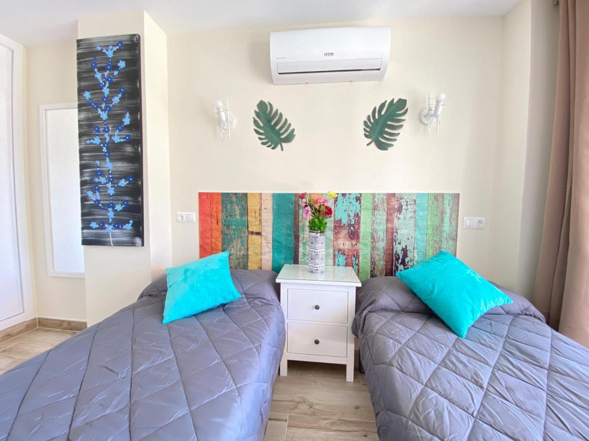 Modern 1 Bedroom Seaside Apartment With Pool Фуeнхирола Екстериор снимка