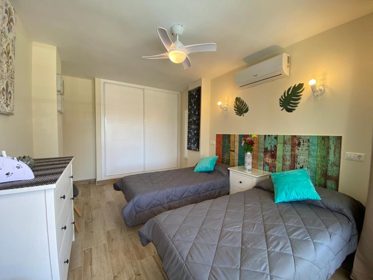 Modern 1 Bedroom Seaside Apartment With Pool Фуeнхирола Екстериор снимка