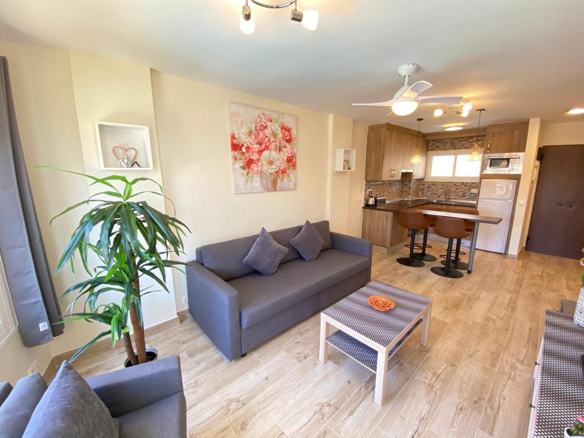 Modern 1 Bedroom Seaside Apartment With Pool Фуeнхирола Екстериор снимка