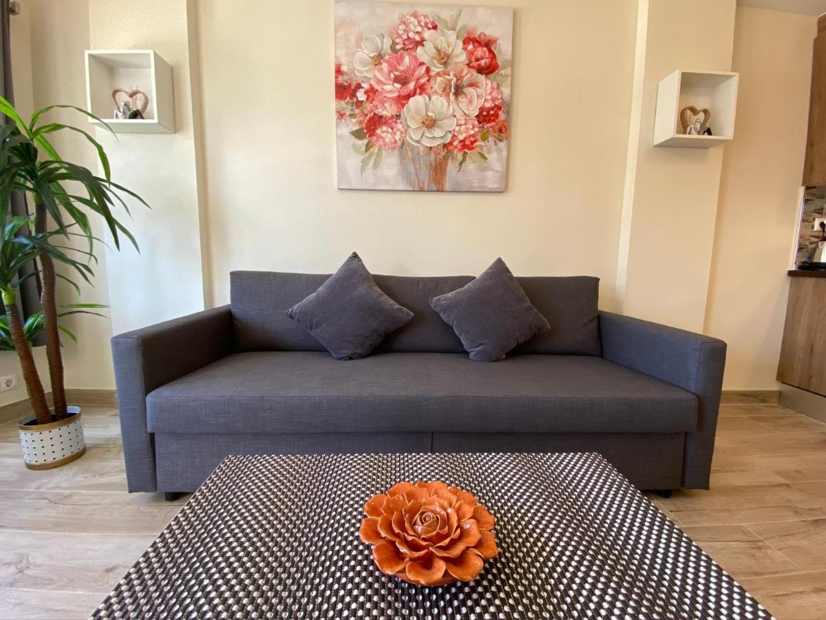 Modern 1 Bedroom Seaside Apartment With Pool Фуeнхирола Екстериор снимка