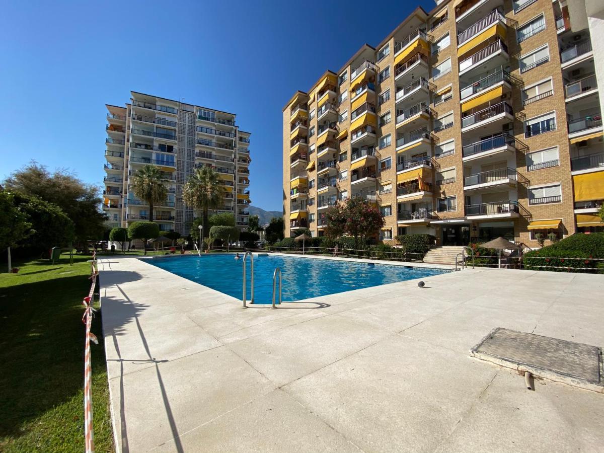 Modern 1 Bedroom Seaside Apartment With Pool Фуeнхирола Екстериор снимка